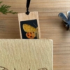 accesorio para libros con mariposas