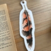 Marcapáginas de pluma marrón y naranja